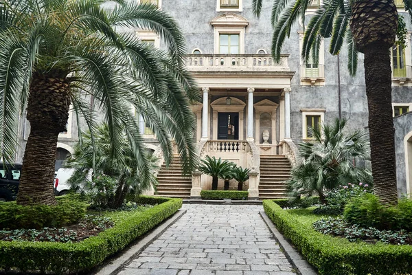 意大利西西里岛卡塔尼亚市一个有棕榈树的庭院和一座历史建筑的入口 — 图库照片