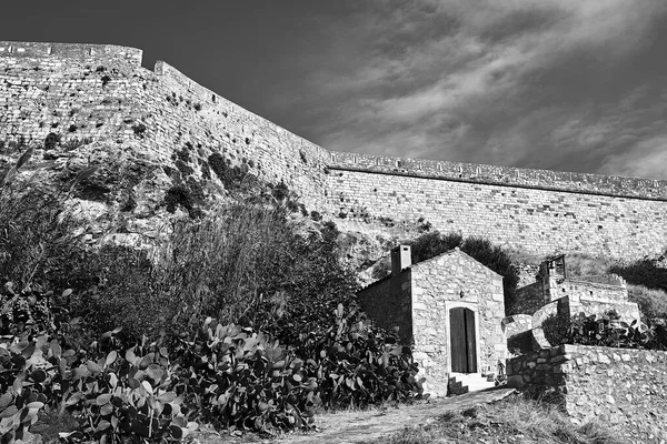 希腊克里特岛Rethymno市的一座威尼斯城堡的东正教教堂和石头防御工事 — 图库照片