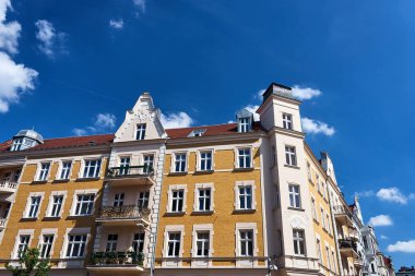 Polonya 'nın Poznan kentindeki tarihi bir apartman binasının cephesi