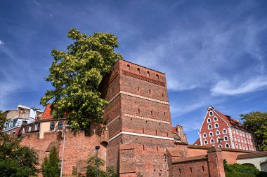 Polonya 'nın Torun şehrinde eğimli bir kulesi olan tarihi ortaçağ savunma duvarları