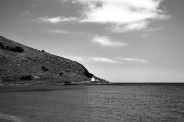 Yunanistan 'ın Girit adasında, Georgioupoli' nin taş sahilinde tek renkli beyaz bir Ortodoks şapeli.