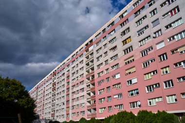 Polonya 'nın Poznan şehrinde beton ve camdan yapılmış modern çok katlı bir binanın ön cephesi