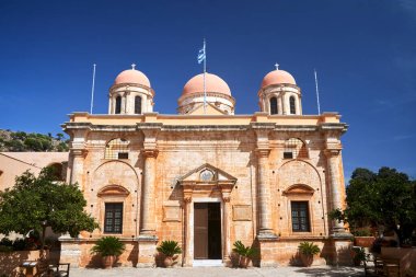 Yunanistan 'ın Girit adasındaki tarihi Agia Triada manastırındaki tarihi Ortodoks kilisesinin cephesi
