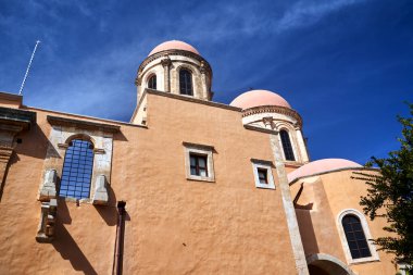 Yunanistan 'ın Girit adasındaki tarihi Agia Triada manastırında tarihi bir Ortodoks kilisesinin kubbeleri