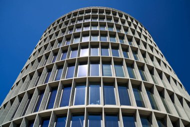 Poznan, Polonya 'da tarihi, çağdaş bir bina silindir şeklinde.