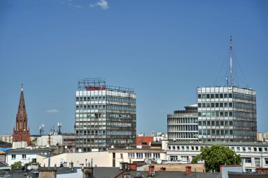 Poznan şehrinin modern gökdelenleri ve Polonya 'daki Gotik bir kilisenin çan kulesi.