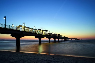 Baltık Denizi 'nde beton iskele Akşamleyin Polonya' nın Miedzyzdroje kentinde