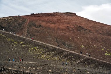 İtalya 'nın Sicilya adasında aktif volkan Etna yamacında turistler