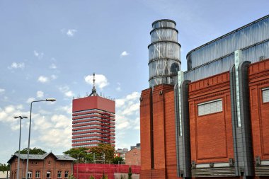 Polonya 'nın Poznan kentindeki eski bira fabrikası ve modern ofis binası.