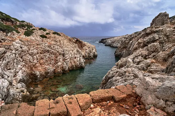 Yunanistan 'ın Girit adasındaki Akrotiri yarımadasındaki kayalık Katholiko Körfezi