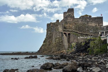 İtalya 'nın Sicilya adasındaki Aci Castello köyündeki volkanik bir uçurumun üzerindeki Norman şatosunun kalıntıları.