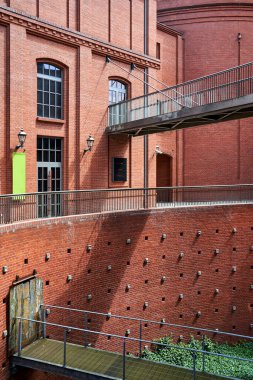 Polonya 'nın Poznan kentinde restore edilmiş eski bir bira fabrikası ve metal köprüler.