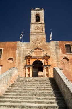 Yunanistan 'ın Girit adasındaki tarihi Agia Triada manastırına taş çan kulesi, kapı ve merdiven