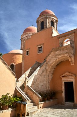 Yunanistan 'ın Girit adasındaki tarihi Agia Triada manastırında tarihi bir Ortodoks kilisesinin kubbeleri