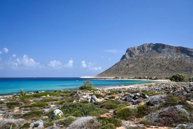 Yunanistan 'ın Girit adasındaki Stavros kasabasında deniz, sahil ve dağlar