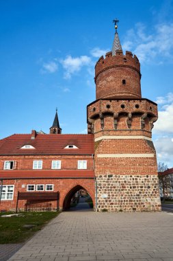 Almanya Prenzlau 'da yuvarlak kulesi ve taş duvarı olan ortaçağ tahkimatları