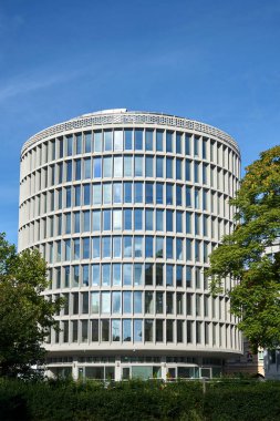 Poznan 'da tarihi, modernist bir bina silindir şeklinde.