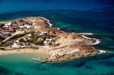 Yunanistan 'ın Girit adasındaki Stavros' ta kuş bakışı deniz ve sahil manzarası