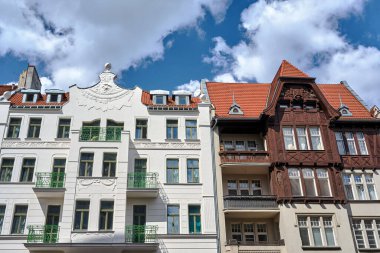Polonya 'nın Poznan şehrinde balkonları olan tarihi bir apartman dairesi cephesi