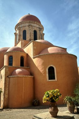 Yunanistan 'ın Girit adasındaki tarihi Agia Triada manastırında tarihi bir Ortodoks kilisesinin kubbeleri