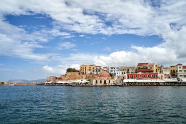 Yunanistan 'ın Girit adasındaki Hanya limanında meyhaneler, tarihi binalar ve turist kalabalığı