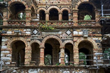 İtalya 'nın Sicilya adasındaki Taormina kasabasında atari salonu olan antik bir bina.