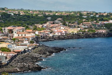 İtalya 'nın Sicilya adasındaki Aci Castello kentinin havadan görünüşü