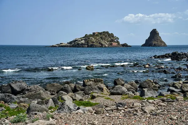 İtalya 'nın Sicilya adasındaki Kiklops kıyısındaki Rocky Adası.