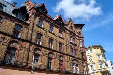 Polonya 'nın Poznan kentindeki tarihi kırmızı tuğlalı apartman.