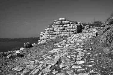 Yunanistan 'ın Girit adasındaki antik Aptera kentinin taş kalıntıları, tek renkli.