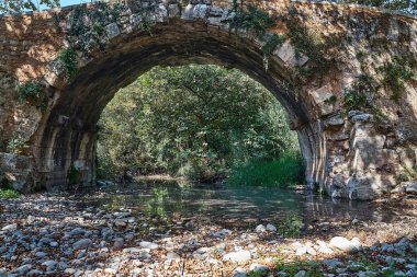 Yunanistan 'ın Girit adasındaki bir derenin üzerindeki tarihi bir köprü.