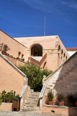 Yunanistan 'ın Girit adasındaki tarihi Agia Triada manastırında tarihi bir Ortodoks kilisesinin binaları