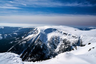 Polonya 'nın Dev Dağları' ndaki bunaltıcı kar sırtı.