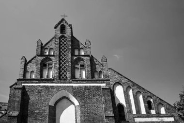 Poznan, Polska 'daki bir ortaçağ Gotik kilisesinin cephesinin bir parçası.