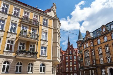 Polonya 'nın Poznan kentindeki tarihi bir apartman dairesinin cephesi