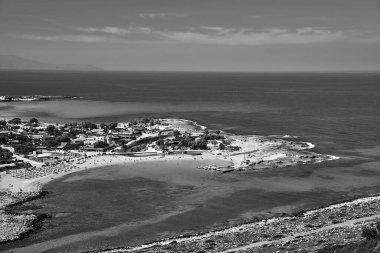 Stavros 'taki bir kuş bakışı manzaralı deniz ve sahil.