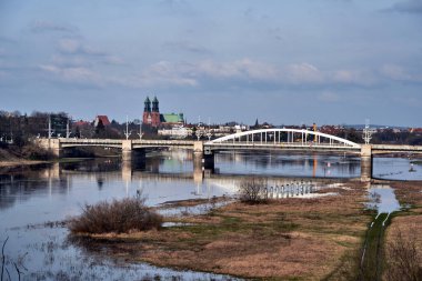 Polonya 'nın Poznan kentindeki Warta Nehri üzerindeki çayır ve karayolu köprüsünü sel bastı.