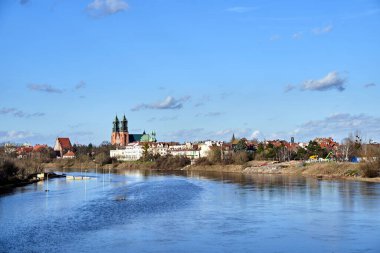Warta Nehri üzerindeki gotik katedralin tarihi binaları ve kuleleri