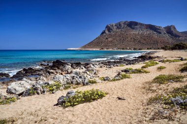Yunanistan 'ın Girit adasındaki Stavros kasabasında deniz, sahil ve dağlar