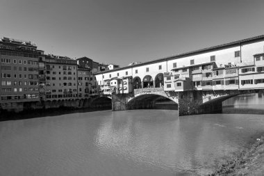 Floransa, İtalya 'da Arno Nehri üzerindeki tarihi Ponte Vecchio köprüsü, tek renkli evler, binalar.