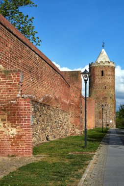 Almanya Prenzlau 'da bir tuğla kulesi ve taş duvarı olan ortaçağ tahkimatları