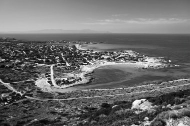 Yunanistan 'ın Girit adasındaki Stavros' un kuş bakışı manzaralı deniz ve plajı tek renkli.