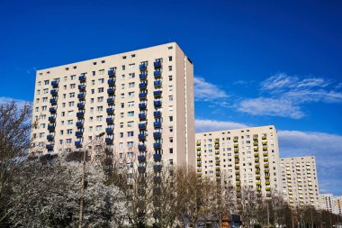 Poznan, Polonya 'da yüksek katlı bir binanın balkonlu cephesi