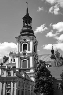 Polonya 'nın Poznan kentindeki barok manastır kilisesinin tarihi çan kulesi, tek renkli.