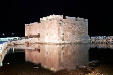 Kıbrıs 'ın Paphos kentinde gece boyunca bir ortaçağ taş şatosunun kalıntıları