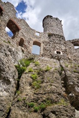 Polonya 'nın Ogrodzieniec kentinde duvarı ve kulesi olan bir ortaçağ şatosunun yıkılması