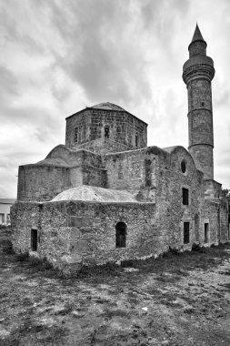 Kıbrıs, Paphos 'ta tek renkli bir camiye dönüştürülmüş bir taş, ortaçağ kilisesi.