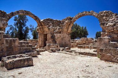 Kıbrıs Rum Kesimi 'nin Paphos kentindeki arkeoloji parkındaki Kırk Sütun Kalesi harabeleri