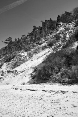 Polonya 'nın Wolin Adası' ndaki Baltık Denizi kıyısındaki bir uçurumda terk edilmiş beton sığınak.