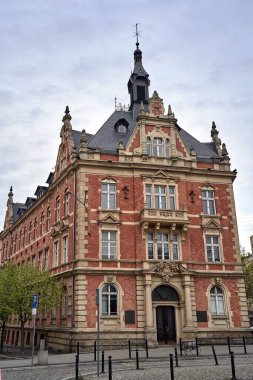 Polonya Poznan 'daki tarihi Art Nouveau konutunun ön cephesi